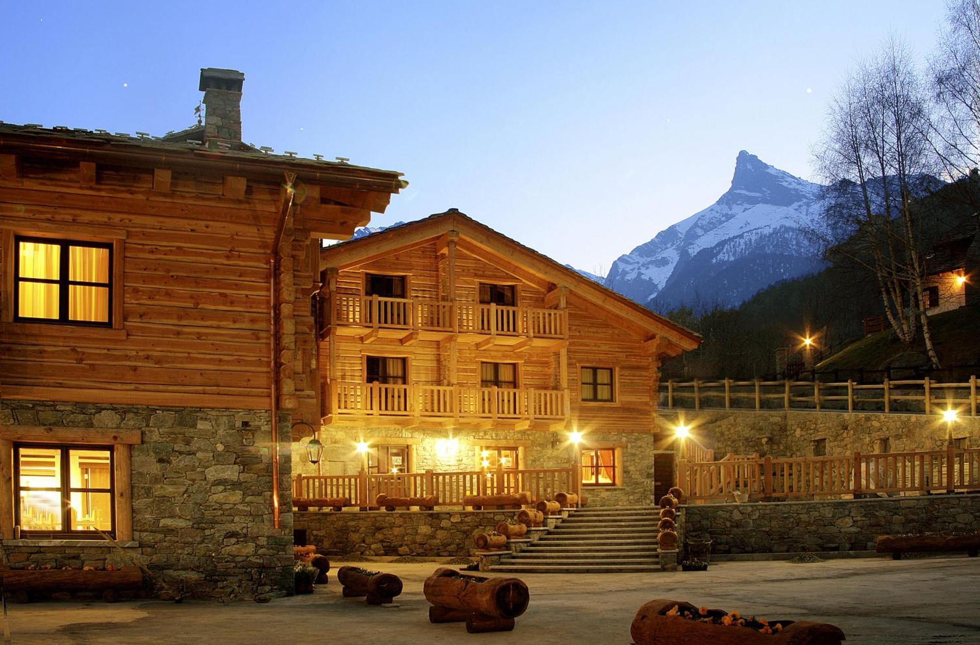 Silou Retreat Hotel Champdepraz Екстериор снимка